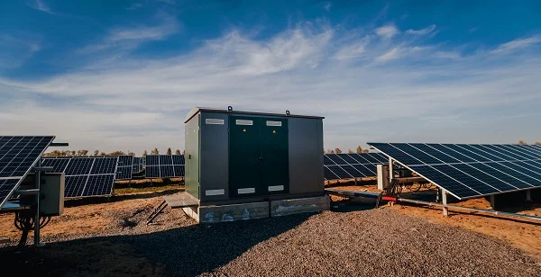 EVE Lfp 105Ah 3.2v prizmatik pil hücresi Ess yani güneş enerji depolama sistemlerinde kullanılmaktadır.